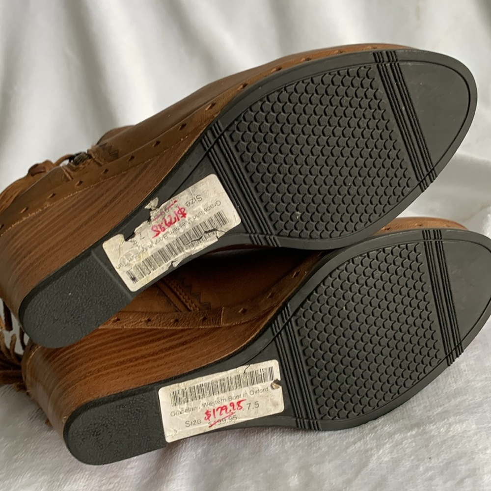 Ariat - Picture 5 of 9